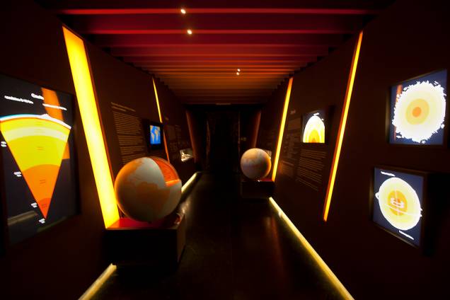 Na seção Espaço, os visitantes podem conferir não só como são formadas as estrelas, mas também quais são os elementos que compõem o nosso planeta Na seção Espaço, os visitantes podem conferir não só como são formadas as estrelas, mas também quais são os elementos que compõem o nosso planeta
