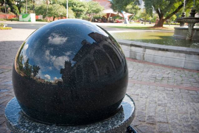 Com mais de duas toneladas, esta esfera de granito pode ser movida facilmente por uma criança. Isto é graças a um intrincado sistema que usa a inércia como elemento principal, facilitando o movimento do objeto Com mais de duas toneladas, esta esfera de granito pode ser movida facilmente por uma criança. Isto é graças a um intrincado sistema que usa a inércia como elemento principal, facilitando o movimento do objeto