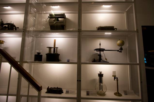 Máquina de escrever, tipógrafo e lampião. Estes e outros objetos que muita gente não conhece povoam esta sala no Catavento Cultural Máquina de escrever, tipógrafo e lampião. Estes e outros objetos que muita gente não conhece povoam esta sala no Catavento Cultural