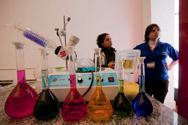 As monitoras do espaço fazem experiências que alteram os estados, cores e cheiros dos elementos químicos. O número de experimentos varia de acordo com a idade da platéia As monitoras do espaço fazem experiências que alteram os estados, cores e cheiros dos elementos químicos. O número de experimentos varia de acordo com a idade da platéia