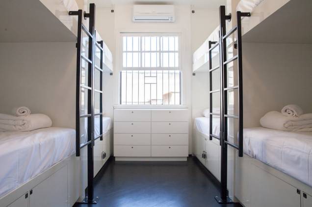 <strong><a href="https://viajeaqui.abril.com.br/estabelecimentos/br-sp-sao-paulo-hospedagem-hbb" rel="HBB Hostel" target="_blank">HBB Hostel</a>, em <a href="https://viajeaqui.abril.com.br/cidades/br-sp-sao-paulo" rel="São Paulo" target="_blank">São Paulo</a> (<a href="https://viajeaqui.abril.com.br/estados/br-sao-paulo" rel="SP" target="_blank">SP</a>)</strong> O hostel fica em uma casa dos anos 1940 na Vila Madalena. Tem fachada e paredes brancas. Os ambientes internos são modernos, com pequena sala de TV, cozinha e um bar nos fundos, ao ar livre. <strong><a href="https://viajeaqui.abril.com.br/estabelecimentos/br-sp-sao-paulo-hospedagem-hbb" rel="HBB Hostel" target="_blank">HBB Hostel</a>, em <a href="https://viajeaqui.abril.com.br/cidades/br-sp-sao-paulo" rel="São Paulo" target="_blank">São Paulo</a> (<a href="https://viajeaqui.abril.com.br/estados/br-sao-paulo" rel="SP" target="_blank">SP</a>)</strong> O hostel fica em uma casa dos anos 1940 na Vila Madalena. Tem fachada e paredes brancas. Os ambientes internos são modernos, com pequena sala de TV, cozinha e um bar nos fundos, ao ar livre.