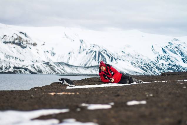 <a href="https://viajeaqui.abril.com.br/paises/antartica" rel="Antártica" target="_blank"><strong>Antártica</strong></a> "Grandes colônias de pinguins se concentram ali e parecem bem à vontade perto dos seres humanos. A Antártica era o único continente que ainda não tínhamos visitado, e foi a maior conquista da nossa expedição até agora. Para chegar lá, o mais indicado é ir até <a href="https://viajeaqui.abril.com.br/cidades/ar-ushuaia" rel="Ushuaia" target="_blank">Ushuaia</a>, na <a href="https://viajeaqui.abril.com.br/paises/argentina" rel="Argentina" target="_blank">Argentina</a>, e pegar um barco que faça expedições pela região <a href="https://viajeaqui.abril.com.br/paises/antartica" rel="Antártica" target="_blank"><strong>Antártica</strong></a> "Grandes colônias de pinguins se concentram ali e parecem bem à vontade perto dos seres humanos. A Antártica era o único continente que ainda não tínhamos visitado, e foi a maior conquista da nossa expedição até agora. Para chegar lá, o mais indicado é ir até <a href="https://viajeaqui.abril.com.br/cidades/ar-ushuaia" rel="Ushuaia" target="_blank">Ushuaia</a>, na <a href="https://viajeaqui.abril.com.br/paises/argentina" rel="Argentina" target="_blank">Argentina</a>, e pegar um barco que faça expedições pela região