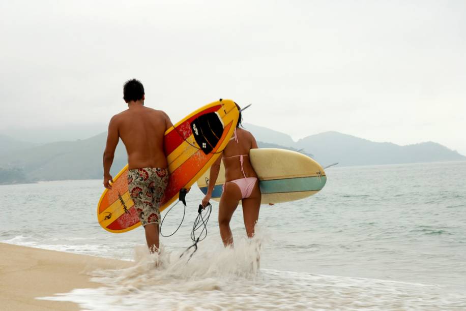 Casal de surfistas na Praia de Maresias, em São Sebastião, São Paulo Casal de surfistas na Praia de Maresias, em São Sebastião, São Paulo