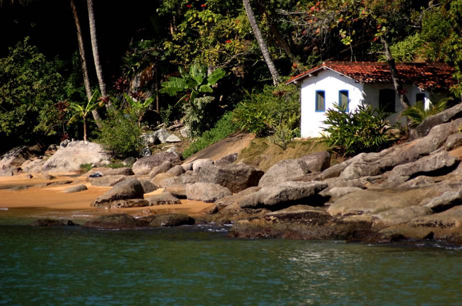 O mar da <strong>Praia da Fome</strong> é verdinho, com águas calmas e boas para mergulho