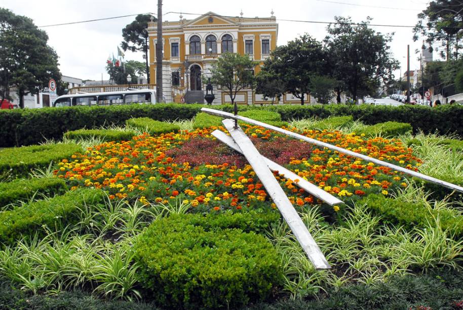 Relógio das Flores, e, ao fundo, o Palácio Garibaldi, construído no séc. 19 Relógio das Flores, e, ao fundo, o Palácio Garibaldi, construído no séc. 19