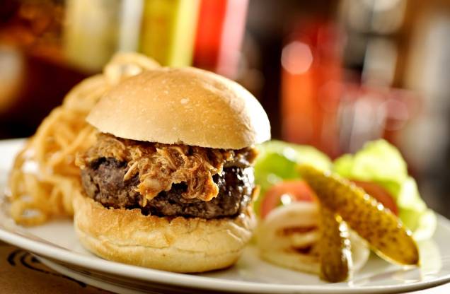 <strong><a href="https://viajeaqui.abril.com.br/estabelecimentos/br-sp-sao-paulo-restaurante-210-diner" rel="210 Diner" target="_blank">210 Diner</a></strong><br /> Acém, contra-filé e picanha são os cortes da receita do <strong>melhor hambúrguer de São Paulo</strong>, segundo o GUIA QUATRO RODAS. É preparado num <em>american char broil</em>, um método de preparo popular nos Estados Unidos. A grelha fica sobre pedras vulcânicas aquecidas a gás. No momento em que o hambúrguer é grelhado, a gordura pinga sobre as pedras e a fumaça gerada deixa a carne com sabor defumado. Picles, cebola e fritas (ou onion rings) acompanham o piggie burger (foto), coberto com costela de porco desfiada. <em>Rua Pará, 210, 3661-1219, <a href="https://www.210diner.com.br" rel="www.210diner.com.br" target="_blank">www.210diner.com.br</a></em> <strong><a href="https://viajeaqui.abril.com.br/estabelecimentos/br-sp-sao-paulo-restaurante-210-diner" rel="210 Diner" target="_blank">210 Diner</a></strong><br /> Acém, contra-filé e picanha são os cortes da receita do <strong>melhor hambúrguer de São Paulo</strong>, segundo o GUIA QUATRO RODAS. É preparado num <em>american char broil</em>, um método de preparo popular nos Estados Unidos. A grelha fica sobre pedras vulcânicas aquecidas a gás. No momento em que o hambúrguer é grelhado, a gordura pinga sobre as pedras e a fumaça gerada deixa a carne com sabor defumado. Picles, cebola e fritas (ou onion rings) acompanham o piggie burger (foto), coberto com costela de porco desfiada. <em>Rua Pará, 210, 3661-1219, <a href="https://www.210diner.com.br" rel="www.210diner.com.br" target="_blank">www.210diner.com.br</a></em>