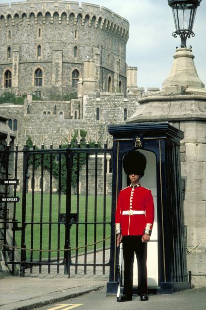 Sentinela do Castelo de Windsor, na Inglaterra. Diariamente ocorre a cerimônia de troca da guarda real Sentinela do Castelo de Windsor, na Inglaterra. Diariamente ocorre a cerimônia de troca da guarda real