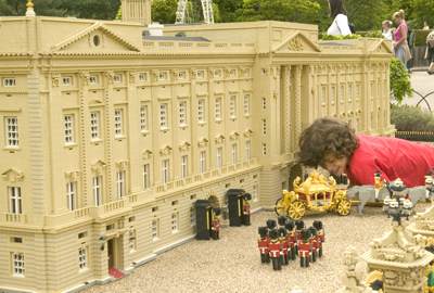 Criança brinca com a miniatura do Castelo de Buckingham na Legoland, em Windsor, Inglaterra, Reino Unido Criança brinca com a miniatura do Castelo de Buckingham na Legoland, em Windsor, Inglaterra, Reino Unido