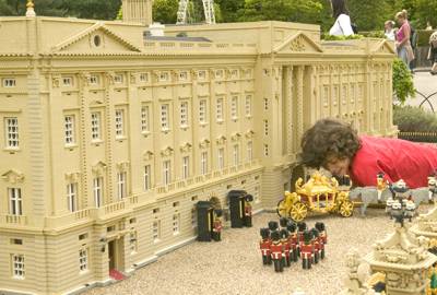 Crian&ccedil;a brinca com a miniatura do Castelo de Buckingham na Legoland, em Windsor, Inglaterra, Reino Unido