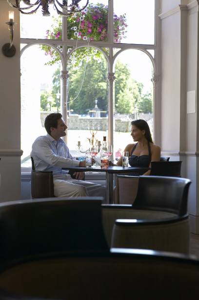 Casal no salão do restaurante Tower Brasserie, localizado no The Harte and Garte Hotel, em Windsor - Inglaterra