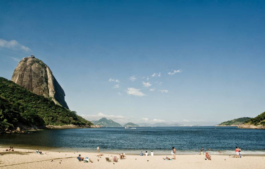 Pequena, a Praia Vermelha fica ao lado da praça de onde sai o bondinho do Pão de Açúcar Pequena, a Praia Vermelha fica ao lado da praça de onde sai o bondinho do Pão de Açúcar
