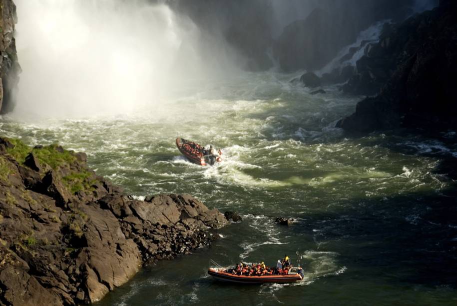 No passeio Macuco Safári, o visitante vê as cataratas de dentro dos botes e chega perto da Garganta do Diabo e do Salto Três Mosqueteiros