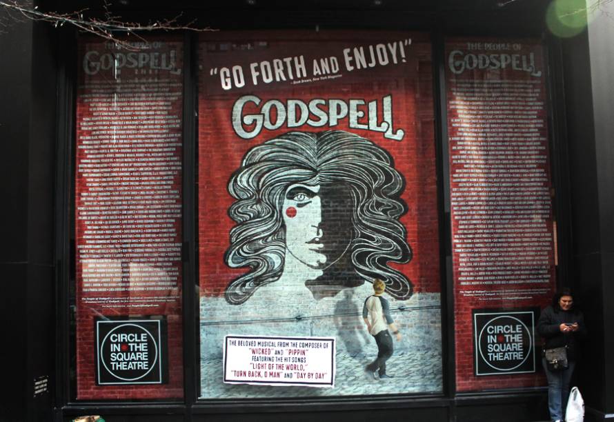 <strong>Godspell</strong><br />O espetáculo teve sua première em 1976 e voltou aos palcos da Broadway em 2011, no teatro Circle in the Square, com a produção musical do compositor e liricista Stephen Schwartz (Wicked). O musical tem duração de duas horas e 15 minutos e, durante o intervalo, alguns atores ficam no palco para entreter a plateia. <a href="https://www.godspell.com/indexnew.html" rel="www.godspell.com/indexnew.html" target="_blank"><em>www.godspell.com/indexnew.html</em></a>