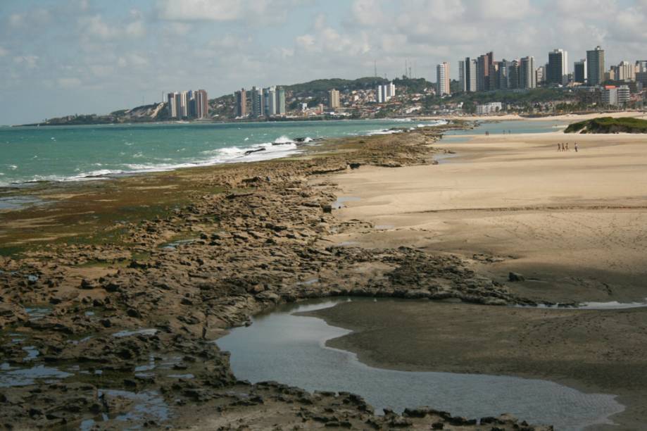Frequentada por moradores de bairros próximos, a Praia do Forte tem piscinas naturais e abriga o Forte dos Reis Magos Frequentada por moradores de bairros próximos, a Praia do Forte tem piscinas naturais e abriga o Forte dos Reis Magos