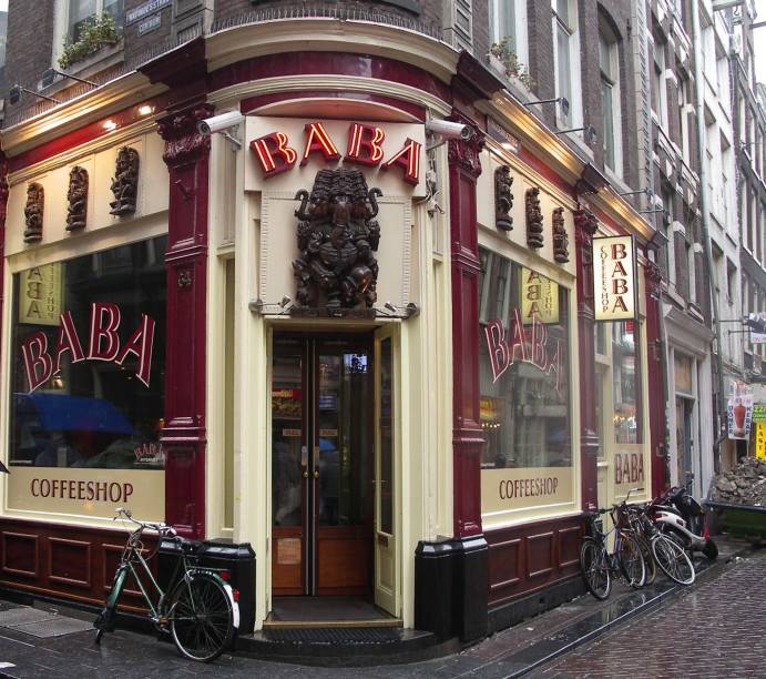<a href="https://www.babashops.nl/" rel="Baba" target="_blank"><strong>Baba</strong></a> <em>(Warmoesstraat 64)</em>Bem localizado no Red Light District, o Baba é um autêntico coffeeshop rodeado pelas casas de shows eróticos e sex shops. A decoração do ambiente é oriental com estátuas místicas e música que varia do hip-hop ao eletrônico <a href="https://www.babashops.nl/" rel="Baba" target="_blank"><strong>Baba</strong></a> <em>(Warmoesstraat 64)</em>Bem localizado no Red Light District, o Baba é um autêntico coffeeshop rodeado pelas casas de shows eróticos e sex shops. A decoração do ambiente é oriental com estátuas místicas e música que varia do hip-hop ao eletrônico