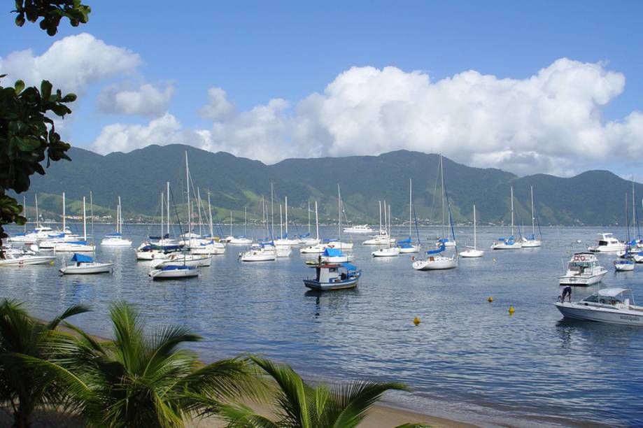 Barcos ancorados na marina na <strong>Praia de Pequeá</strong>, em Ilhabela (SP) Barcos ancorados na marina na <strong>Praia de Pequeá</strong>, em Ilhabela (SP)