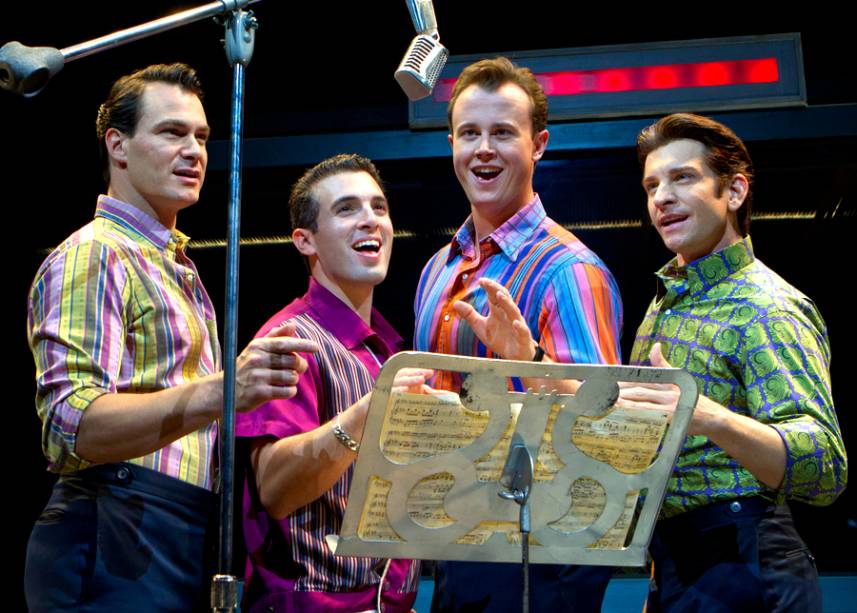 <strong>Jersey Boys</strong><br />O show que conta a história da banda Four Seasons, dos anos 1960, estreou em novembro de 2005 na Broadway. No ano seguinte, ganhou o Tony Awards de Melhor Musical (2006). Alguns hits da banda como <em>Big Girls Don’t Cry</em> e <em>Can’t Take My Eyes Off You</em> são tocados no show. Jersey Boys está em cartaz no teatro August Wilson oito vezes por semana. <em><a href="https://www.jerseyboysinfo.com/" rel="www.jerseyboysinfo.com" target="_blank">www.jerseyboysinfo.com</a></em>