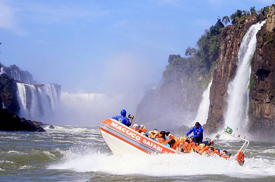 No passeio de bote no Macuco Safári, o visitante chega bem perto da Garganta do Diabo (ao fundo) e de outras quedas-dágua do local