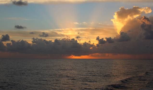 Pôr do sol na costa da <a href="https://viajeaqui.abril.com.br/paises/jamaica" rel="Jamaica" target="_blank">Jamaica</a> Pôr do sol na costa da <a href="https://viajeaqui.abril.com.br/paises/jamaica" rel="Jamaica" target="_blank">Jamaica</a>