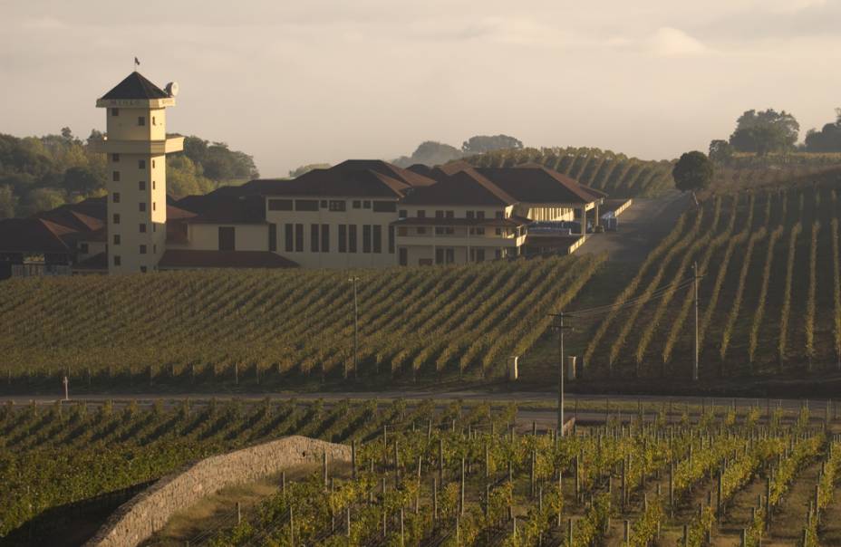 Turistas visitando a vinícola Casa Miolo, no Vale dos Vinhedos,  em Bento Gonçalves