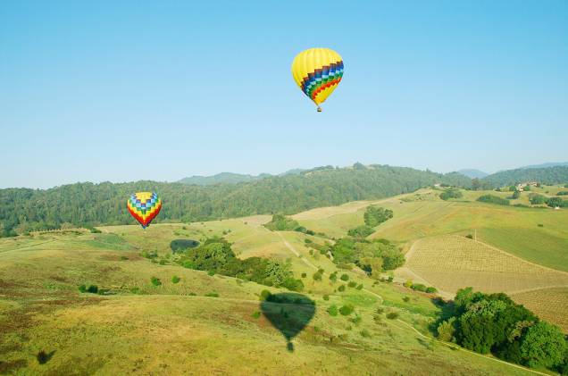Ao norte de <a href="https://viajeaqui.abril.com.br/cidades/estados-unidos-san-francisco" target="_blank">San Francisco</a>, nos <a href="https://beta-develop.viagemeturismo.abril.com.br/paises/estados-unidos/">Estados Unidos</a>, 90% do vinho americano está lá, em Napa Valley. A região tem centenas de vinícolas, e em um balão, é possível sobrevoar todas elas. Parreiras, vinícolas, casinhas e até animais silvestres podem ser avistados durante o passeio. É possível que após essa vista privilegiada você monte um roteiro para conhecer melhor as vinícolas que viu lá de cima. Ao norte de <a href="https://viajeaqui.abril.com.br/cidades/estados-unidos-san-francisco" target="_blank">San Francisco</a>, nos <a href="https://beta-develop.viagemeturismo.abril.com.br/paises/estados-unidos/">Estados Unidos</a>, 90% do vinho americano está lá, em Napa Valley. A região tem centenas de vinícolas, e em um balão, é possível sobrevoar todas elas. Parreiras, vinícolas, casinhas e até animais silvestres podem ser avistados durante o passeio. É possível que após essa vista privilegiada você monte um roteiro para conhecer melhor as vinícolas que viu lá de cima.