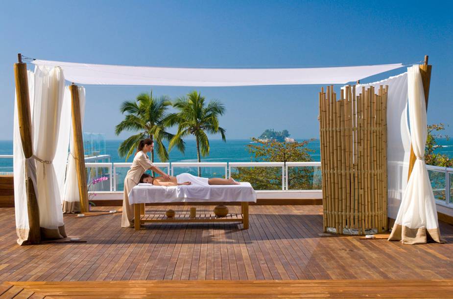 <a href="https://viajeaqui.abril.com.br/estabelecimentos/br-sp-guaruja-hospedagem-sofitel-jequitimar-guaruja" rel="SOFITEL GUARUJÁ" target="_blank"><strong>SOFITEL GUARUJÁ</strong></a>A 2 horas (sem trânsito) de SP, o confortável Sofitel fica a poucos passos da <a href="https://viajeaqui.abril.com.br/estabelecimentos/br-sp-guaruja-atracao-praia-pernambuco-e-do-mar-casado" rel="Praia de Pernambuco" target="_blank">Praia de Pernambuco</a> e reúne piscina climatizada, três restaurantes e quadras de tênis. O pacote de quatro noites com meia-pensão terá menu gourmet na ceia do dia 31, seguida de uma queima de fogos e festa com música ao vivo.<strong>Quando:</strong> em 28 de dezembro<strong>Quanto:</strong> desde R$ 12 588 por casal<strong>Quanto:</strong> de até 3 anos não pagam; para as de 4 a 12 anos no quarto dos pais, R$ 250 a diária  <a href="https://viajeaqui.abril.com.br/estabelecimentos/br-sp-guaruja-hospedagem-sofitel-jequitimar-guaruja" rel="SOFITEL GUARUJÁ" target="_blank"><strong>SOFITEL GUARUJÁ</strong></a>A 2 horas (sem trânsito) de SP, o confortável Sofitel fica a poucos passos da <a href="https://viajeaqui.abril.com.br/estabelecimentos/br-sp-guaruja-atracao-praia-pernambuco-e-do-mar-casado" rel="Praia de Pernambuco" target="_blank">Praia de Pernambuco</a> e reúne piscina climatizada, três restaurantes e quadras de tênis. O pacote de quatro noites com meia-pensão terá menu gourmet na ceia do dia 31, seguida de uma queima de fogos e festa com música ao vivo.<strong>Quando:</strong> em 28 de dezembro<strong>Quanto:</strong> desde R$ 12 588 por casal<strong>Quanto:</strong> de até 3 anos não pagam; para as de 4 a 12 anos no quarto dos pais, R$ 250 a diária