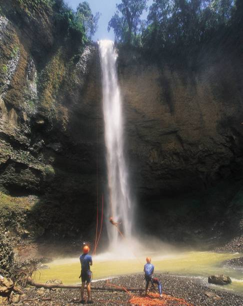 A vista para o cânion é o ponto literalmente alto da <a href="https://beta-develop.viagemeturismo.abril.com.br/atracao/cachoeira-do-saltao/" target="_blank">Cachoeira do Saltão.</a> São 75 metros de altura, o que faz desta uma das mais altas cachoeiras do <a href="https://beta-develop.viagemeturismo.abril.com.br/estados/sao-paulo/" target="_blank">estado de São Paulo</a>. A trilha para chegar é tão tranquila (cerca de 10 minutos) que você pode aproveitar e já conhecer outras cachoeiras da propriedade, como a queda da Ferradura e a cachoeira Monjolinho.