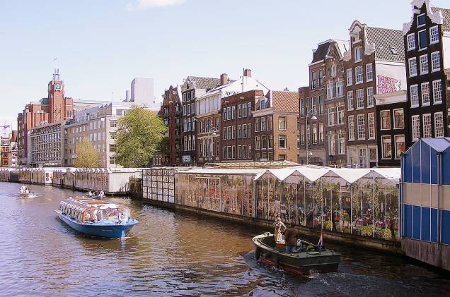 Além das flores típicas da Holanda, o <a href="https://viajeaqui.abril.com.br/estabelecimentos/holanda-amsterda-atracao-mercado-de-flores" rel="Bloemenmarkt (Mercado de Flores)" target="_blank">Bloemenmarkt (Mercado de Flores)</a> também vende lembrancinhas para os turistas, como os famosos tamancos holandeses Além das flores típicas da Holanda, o <a href="https://viajeaqui.abril.com.br/estabelecimentos/holanda-amsterda-atracao-mercado-de-flores" rel="Bloemenmarkt (Mercado de Flores)" target="_blank">Bloemenmarkt (Mercado de Flores)</a> também vende lembrancinhas para os turistas, como os famosos tamancos holandeses