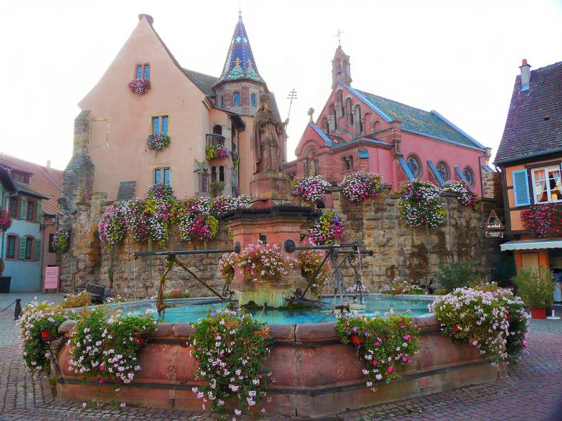 No coração dos vinhedos alsacianos, mais do que adorada por turistas, são os próprios franceses quem amam Eguisheim. A comuna já recebeu prêmios e foi considerada a cidade mais bonita da França No coração dos vinhedos alsacianos, mais do que adorada por turistas, são os próprios franceses quem amam Eguisheim. A comuna já recebeu prêmios e foi considerada a cidade mais bonita da França