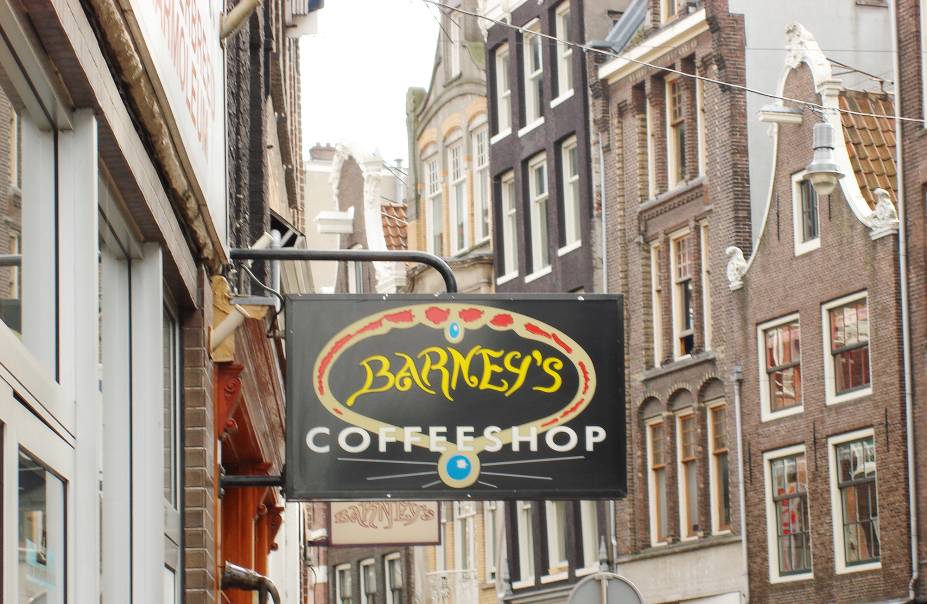 <a href="https://barneys.biz/?s=coffeeshop" rel="Barney’s Coffeeshop" target="_blank"><strong>Barney’s Coffeeshop</strong></a> <em>(Haarlemmerstraat 98 ou 102 ou 105)</em>Existem três Barney’s na mesma rua, dos quais um deles não vende a erva, mas permite o consumo nas dependências. Os hambúrgueres são bem pedidos, assim como petiscos, cafés e milk-shakes <a href="https://barneys.biz/?s=coffeeshop" rel="Barney’s Coffeeshop" target="_blank"><strong>Barney’s Coffeeshop</strong></a> <em>(Haarlemmerstraat 98 ou 102 ou 105)</em>Existem três Barney’s na mesma rua, dos quais um deles não vende a erva, mas permite o consumo nas dependências. Os hambúrgueres são bem pedidos, assim como petiscos, cafés e milk-shakes