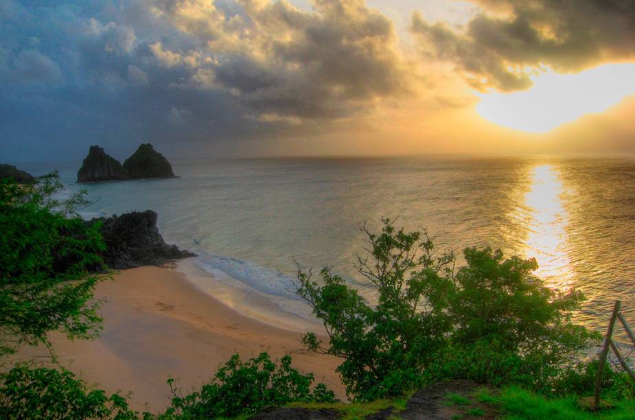 <strong><a href="https://viajeaqui.abril.com.br/estabelecimentos/br-pe-fernando-de-noronha-atracao-praia-do-boldro" rel="Praia do Boldr&oacute; - Fernando de Noronha (PE)" target="_blank">Praia do Boldr&oacute; - Fernando de Noronha</a></strong>        A praia &eacute; mais indicada para ver o p&ocirc;r do sol (das ru&iacute;nas do Forte S&atilde;o Pedro do Boldr&oacute;) do que para banho. Na mar&eacute; alta as pedras ficam cobertas e o mar torna-se perigoso para banho, na mar&eacute; baixa as piscinas naturais aparecem.&nbsp;