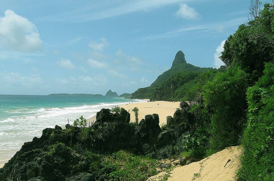<a href="https://viajeaqui.abril.com.br/estabelecimentos/br-pe-fernando-de-noronha-atracao-praia-cacimba-do-padre" rel="Cacimba do Padre - Fernando de Noronha" target="_blank"><strong>Cacimba do Padre - Fernando de Noronha</strong></a>        Em dezembro e janeiro os surfistas aproveitam as ondas tubulares. A areia &eacute; branca e fofinha e a principal vista &eacute; o Morro Dois Irm&atilde;os.