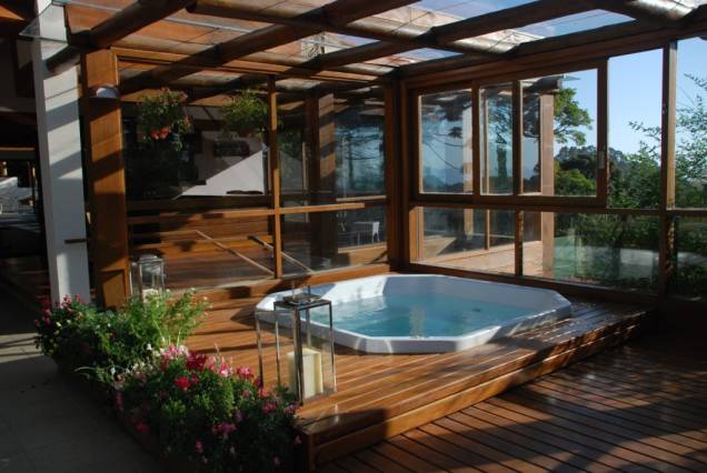 <strong>6. <a href="https://viajeaqui.abril.com.br/estabelecimentos/br-sp-campos-do-jordao-hospedagem-toriba" rel="Hotel Toriba" target="_blank">Hotel Toriba</a></strong> Tradicional na cidade, o hotel fica afastado do burburinho e tem uma área verde ideal para quem busca uns dias de sossego <a href="https://www.booking.com/hotel/br/toriba.pt-br.html?aid=332455&label=viagemabril-camposdojordao" rel="Faça sua reserva no hotel Toriba pelo Booking.com" target="_blank">Faça sua reserva no hotel Toriba pelo Booking.com</a> <strong>6. <a href="https://viajeaqui.abril.com.br/estabelecimentos/br-sp-campos-do-jordao-hospedagem-toriba" rel="Hotel Toriba" target="_blank">Hotel Toriba</a></strong> Tradicional na cidade, o hotel fica afastado do burburinho e tem uma área verde ideal para quem busca uns dias de sossego <a href="https://www.booking.com/hotel/br/toriba.pt-br.html?aid=332455&label=viagemabril-camposdojordao" rel="Faça sua reserva no hotel Toriba pelo Booking.com" target="_blank">Faça sua reserva no hotel Toriba pelo Booking.com</a>