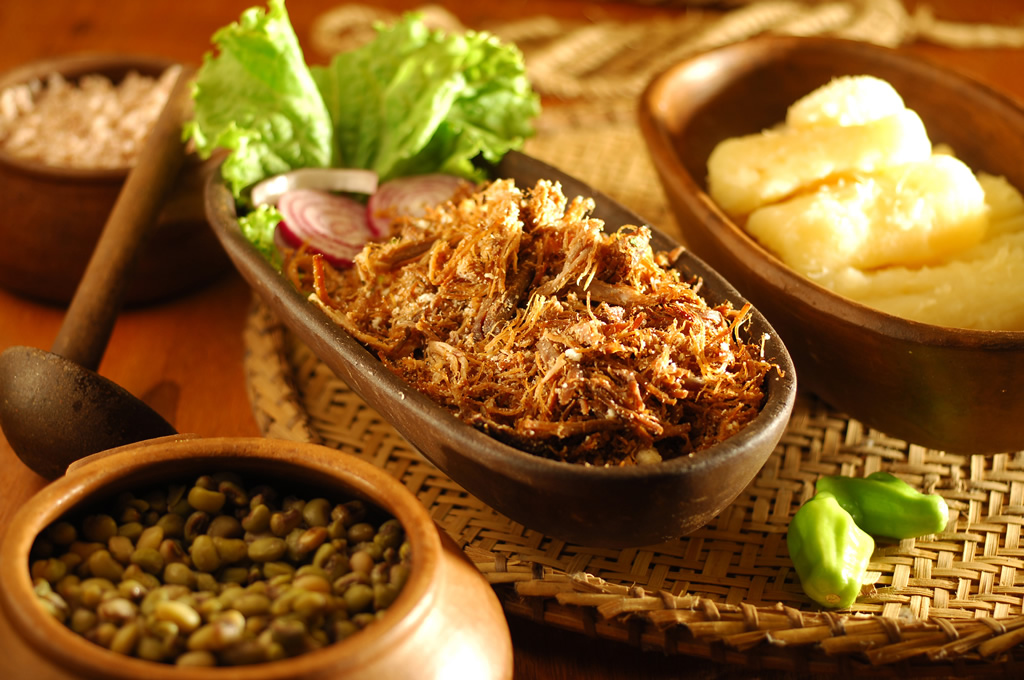 Pa&ccedil;oca, prato a base de carne batida no pil&atilde;o com farinha de mandioca, acompanha arroz, feij&atilde;o verde e macaxeira ou mandioca, servido no <a href="https://viajeaqui.abril.com.br/estabelecimentos/br-rn-natal-restaurante-ancora-caipira" rel="&Acirc;ncora Caipira">&Acirc;ncora Caipira</a>