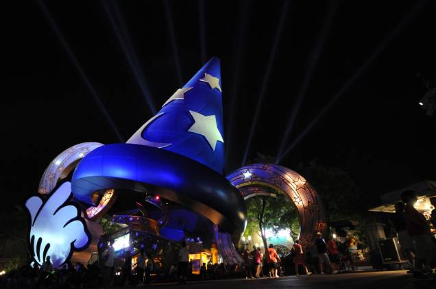 Chapéu do Mickey Mouse iluminado, símbolo do parque temático Disneys Hollywood Studios Chapéu do Mickey Mouse iluminado, símbolo do parque temático Disneys Hollywood Studios