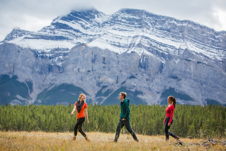 <strong>Monte Rundle</strong>        Este “monte” na verdade pode ser considerado uma pequena cordilheira, pois se estende por 12km. Ele fica bem atrás da Montanha Cascade, a sul, de cara para a cidade de Banff