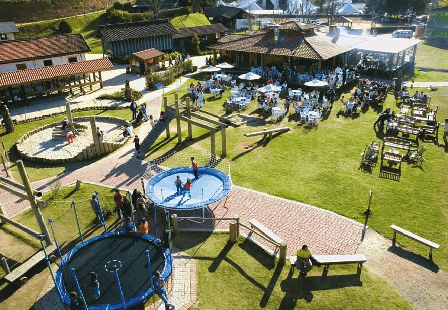 <strong>PASSEIOS EM FAM&Iacute;LIA - Campos do Jord&atilde;o</strong> <strong>&eacute; a melhor op&ccedil;&atilde;o</strong><br /><br />Monte Verde foca nos casais, s&atilde;o poucas as op&ccedil;&otilde;es para a crian&ccedil;ada. Mas elas existem: o arvorismo no <a href="https://viajeaqui.abril.com.br/estabelecimentos/br-mg-monte-verde-atracao-espaco-adelia" rel="Espa&ccedil;o Ad&eacute;lia" target="_blank">Espa&ccedil;o Ad&eacute;lia</a>, o passeio a cavalo pelos arredores da vila e singular e tradicional pista de patina&ccedil;&atilde;o no gelo.<br /><br />Nesse quesito, Campos do Jord&atilde;o t&ecirc;m atra&ccedil;&otilde;es a granel. O casamento entre o mobili&aacute;rio dos s&eacute;culos 17 e 18 com obras de Tarsila do Amaral, C&acirc;ndido Portonari, Alfredo Volpi, entre outros mestres, resultou no <a href="https://viajeaqui.abril.com.br/estabelecimentos/br-sp-campos-do-jordao-atracao-palacio-boa-vista" rel="Pal&aacute;cio Boa Vista" target="_blank">Pal&aacute;cio Boa Vista</a> &ndash; a resid&ecirc;ncia de inverno do governador. Al&eacute;m de ser palco principal do Festival de Inverno, o Audit&oacute;rio Cl&aacute;udio Santoro tem uma vista privilegiada da <a href="https://viajeaqui.abril.com.br/estabelecimentos/br-sp-sao-bento-do-sapucai-atracao-pedra-do-bau" rel="Pedra do Ba&uacute;" target="_blank">Pedra do Ba&uacute;</a>. Trilhas tranquilas em meio &agrave; arauc&aacute;rias, orqu&iacute;deas e brom&eacute;lias s&atilde;o o trunfo do <a href="https://viajeaqui.abril.com.br/estabelecimentos/br-sp-campos-do-jordao-atracao-horto-florestal" rel=" Horto Florestal" target="_blank">Horto Florestal</a>. Na Vila Jaguaribe, a Arauc&aacute;ria abre sua f&aacute;brica de chocolates. Quer cavalgada, esportes de aventura e um circuito de escorregadores para as crian&ccedil;as? Rume para o <a href="https://viajeaqui.abril.com.br/estabelecimentos/br-sp-campos-do-jordao-atracao-centro-de-lazer-tarundu" rel="Centro de Lazer Tarundu " target="_blank">Centro de Lazer Tarundu </a>(foto).