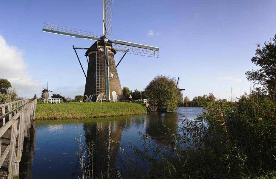 Os moinhos de Kinderdijk, a 95 quilômetros de Amsterdã, cuja função principal e fundamental é bombear a água de represas e canais, são hoje patrimônio da humanidade Os moinhos de Kinderdijk, a 95 quilômetros de Amsterdã, cuja função principal e fundamental é bombear a água de represas e canais, são hoje patrimônio da humanidade