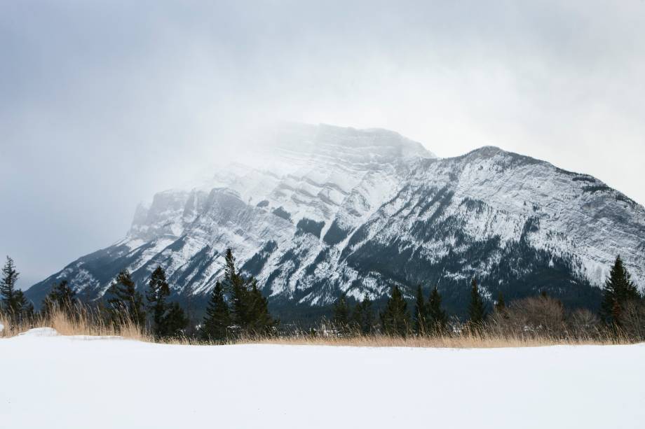 <strong>Monte Rundle</strong>        A melhor vista para o monte (e de onde essa foto foi tirada) é desde os lagos Vermilion, que ficam a 5km do Rundle. Este monte é uma das formações rochosas mais conhecidas