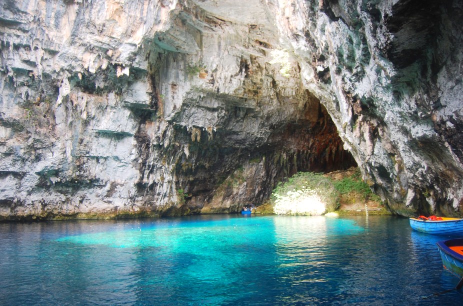 <strong>Gruta Melissani - Kefalônia, <a href="https://viajeaqui.abril.com.br/paises/grecia" rel="Grécia " target="_blank">Grécia </a></strong>                            A gruta é uma das grandes atrações da paradisíaca ilha grega. Uma fresta permite que a luz passe e ilumine o interior da caverna revelando uma lagoa azul cristalina em tons inacreditáveis