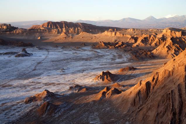 <strong>Valle de la Luna, Chile</strong> Suas formações naturais lembram a superfície lunar, numa área dominada por dunas e cercada de vulcões em pleno <strong>Deserto do Atacama</strong>, extremo norte do <strong><a href="https://viajeaqui.abril.com.br/paises/chile" rel="Chile" target="_blank">Chile</a></strong>. Parece coisa de outro planeta. Nessa paisagem estonteante, o pôr-do-sol promove um espetáculo diário acompanhado por centenas de turistas <strong>Valle de la Luna, Chile</strong> Suas formações naturais lembram a superfície lunar, numa área dominada por dunas e cercada de vulcões em pleno <strong>Deserto do Atacama</strong>, extremo norte do <strong><a href="https://viajeaqui.abril.com.br/paises/chile" rel="Chile" target="_blank">Chile</a></strong>. Parece coisa de outro planeta. Nessa paisagem estonteante, o pôr-do-sol promove um espetáculo diário acompanhado por centenas de turistas