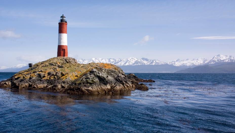 O Farol do Fim do Mundo, na baía do Canal de Beagle, guia os navegantes rumo à Ushuaia. O canal recebeu o nome do navio em que o naturalista inglês Charles Darwin navegou pela região em 1832 O Farol do Fim do Mundo, na baía do Canal de Beagle, guia os navegantes rumo à Ushuaia. O canal recebeu o nome do navio em que o naturalista inglês Charles Darwin navegou pela região em 1832