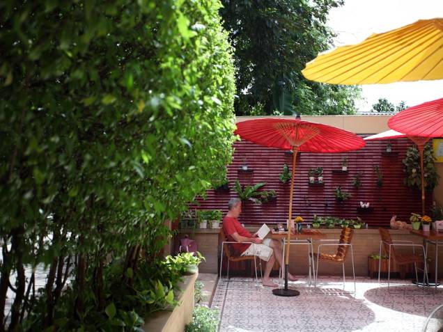 As refeições no Baan Dinso são servidas no arejado espaço em frente ao albergue, onde são servidos pratos caprichados da cozinha tailandesa As refeições no Baan Dinso são servidas no arejado espaço em frente ao albergue, onde são servidos pratos caprichados da cozinha tailandesa