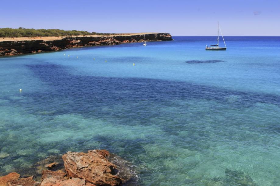 Durante o percurso até a ilha, as embarcações param nas piscinas naturais para um mergulho com máscara e snorkel