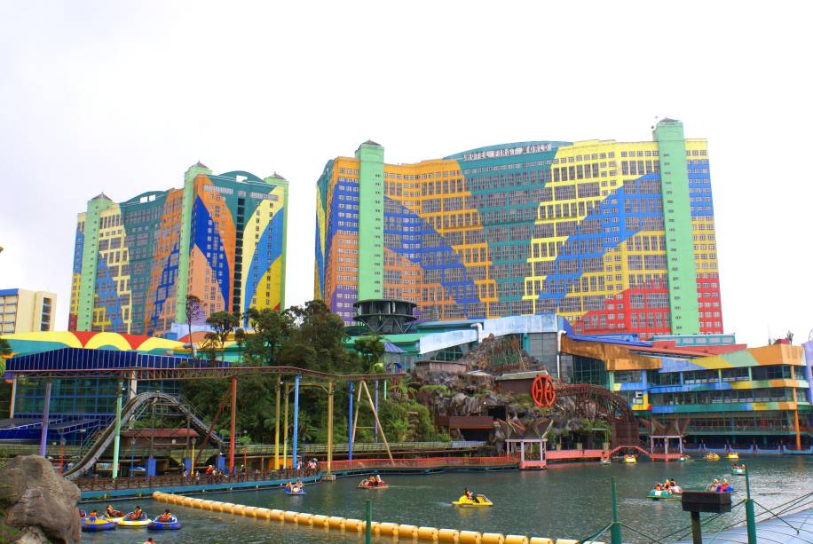 <strong>First World Hotel, <a href="https://viajeaqui.abril.com.br/paises/malasia" rel="Malásia" target="_self">Malásia</a></strong>O segundo maior hotel do mundo tem um projeto curioso, repleto de cores. Seu limite de hospedagem também é alto: 6.118 quartos <strong>First World Hotel, <a href="https://viajeaqui.abril.com.br/paises/malasia" rel="Malásia" target="_self">Malásia</a></strong>O segundo maior hotel do mundo tem um projeto curioso, repleto de cores. Seu limite de hospedagem também é alto: 6.118 quartos