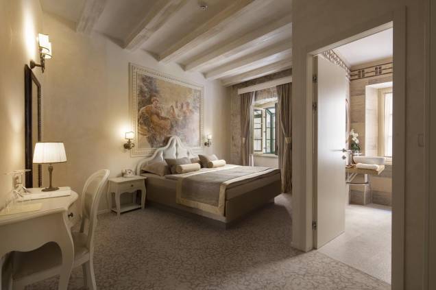 <strong><a href="https://www.booking.com/hotel/hr/life-palace.en-gb.html" rel="Heritage Hotel Life Palace">Heritage Hotel Life Palace</a>,Šibenik, Croácia (Bravos) </strong> Um destino bastante alternativo, até mesmo no universo de Game of Thrones em si, poderia ser Bravos, mais poderosa e influente das Cidades Livres. Ainda que não seja possível ser recepcionado pela gigantesca estátua de um guerreiro com um pé em cada ilha, o Heritage Hotel Life Palace fica no centro de Šibenik e conta com quartos decorados com belas pinturas nas paredes, alguns deles com vista para o mar. E, ah, é claro: assim que o hóspede deixa o hotel já se depara com o set de Bravos em Game of Thrones logo a sua frente. <strong><a href="https://www.booking.com/hotel/hr/life-palace.en-gb.html" rel="Heritage Hotel Life Palace">Heritage Hotel Life Palace</a>,Šibenik, Croácia (Bravos) </strong> Um destino bastante alternativo, até mesmo no universo de Game of Thrones em si, poderia ser Bravos, mais poderosa e influente das Cidades Livres. Ainda que não seja possível ser recepcionado pela gigantesca estátua de um guerreiro com um pé em cada ilha, o Heritage Hotel Life Palace fica no centro de Šibenik e conta com quartos decorados com belas pinturas nas paredes, alguns deles com vista para o mar. E, ah, é claro: assim que o hóspede deixa o hotel já se depara com o set de Bravos em Game of Thrones logo a sua frente.