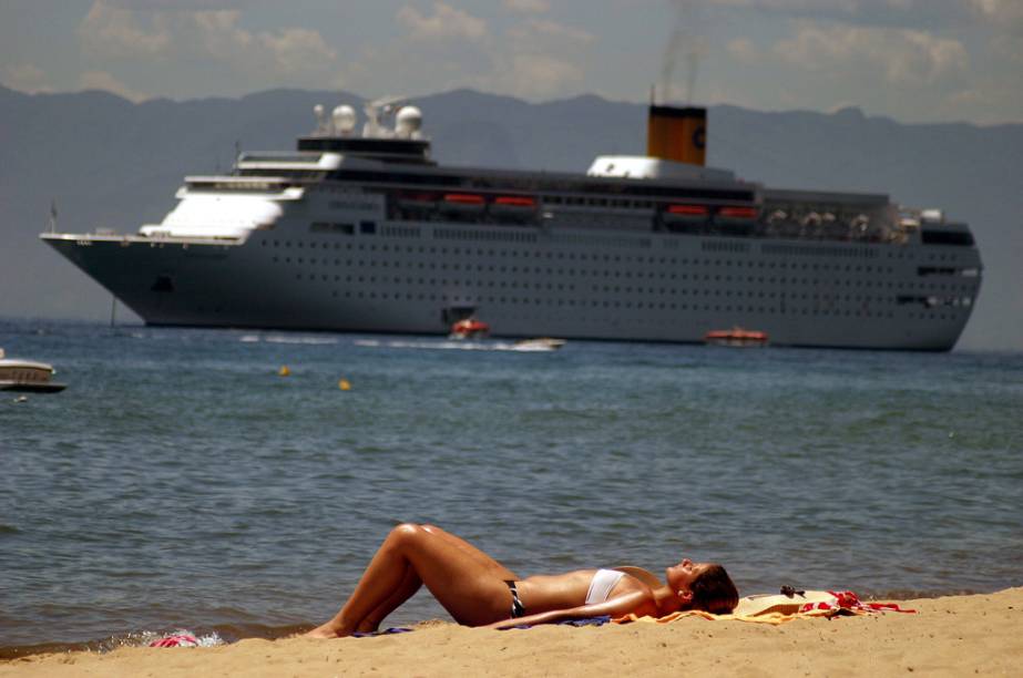 A vila da <strong>Praia do Curral</strong> fica próxima ao porto e tem restaurantes e lojas legais. Fazer o passeio de escuna para a <strong>Praia de Jabaquara</strong> é outra opção para quem desce em Ilhabela