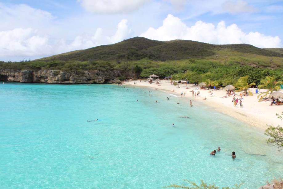 Antes de chegar à Praia de Kenepa Grandi, também conhecida como Grote Knip, é possível contemplar todos os seus tons de azul de um mirante Antes de chegar à Praia de Kenepa Grandi, também conhecida como Grote Knip, é possível contemplar todos os seus tons de azul de um mirante