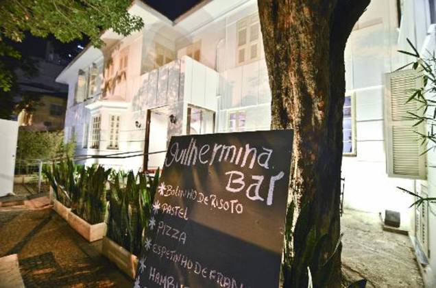 <strong><a href="https://viajeaqui.abril.com.br/estabelecimentos/br-rj-rio-de-janeiro-hospedagem-meiai-hostel" rel="Meiai Hostel" target="_blank">Meiai Hostel</a>, no <a href="https://viajeaqui.abril.com.br/cidades/br-rj-rio-de-janeiro" rel="Rio de Janeiro" target="_blank">Rio de Janeiro</a> (<a href="https://viajeaqui.abril.com.br/estados/br-rio-de-janeiro" rel="RJ" target="_blank">RJ</a>)</strong> O belo casarão antigo do Meiai Hostel mantém um pequeno restaurante com ar de bistrô, o Guilhermina. O que não falta são cantinhos de convivência charmosos: no segundo andar, há computadores de uso livre, estante de livros, além de sofá, futon e pufes para relaxar. <strong><a href="https://viajeaqui.abril.com.br/estabelecimentos/br-rj-rio-de-janeiro-hospedagem-meiai-hostel" rel="Meiai Hostel" target="_blank">Meiai Hostel</a>, no <a href="https://viajeaqui.abril.com.br/cidades/br-rj-rio-de-janeiro" rel="Rio de Janeiro" target="_blank">Rio de Janeiro</a> (<a href="https://viajeaqui.abril.com.br/estados/br-rio-de-janeiro" rel="RJ" target="_blank">RJ</a>)</strong> O belo casarão antigo do Meiai Hostel mantém um pequeno restaurante com ar de bistrô, o Guilhermina. O que não falta são cantinhos de convivência charmosos: no segundo andar, há computadores de uso livre, estante de livros, além de sofá, futon e pufes para relaxar.