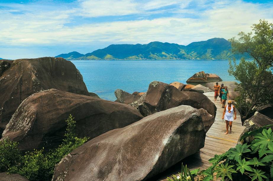 Passarela de acesso à <strong>Pedra do Sino,</strong> em Ilhabela; pegue um martelo emprestado no quiosque da <strong>Praia Garapocaia</strong> para bater na pedra e escutar o som metálico que sai da rocha